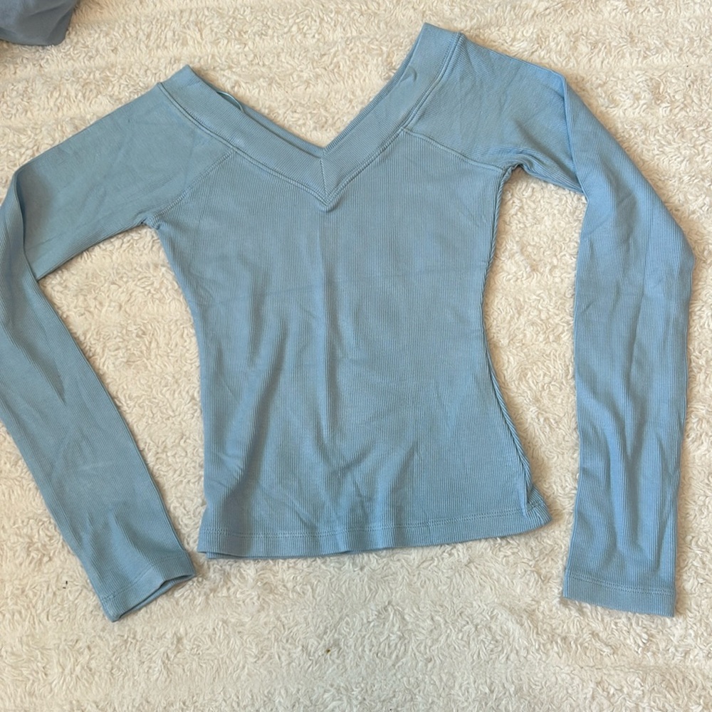 NWOT  Urban Outfitters BDG V-Neck soft ribbed long sleeves shirt
